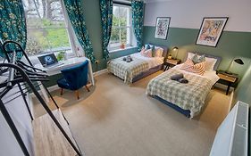 2 Bedroom Stylish Spacious Apt, Sleeps 6, Central Cheltenham, With Free Parking - By Blue Puffin Stays