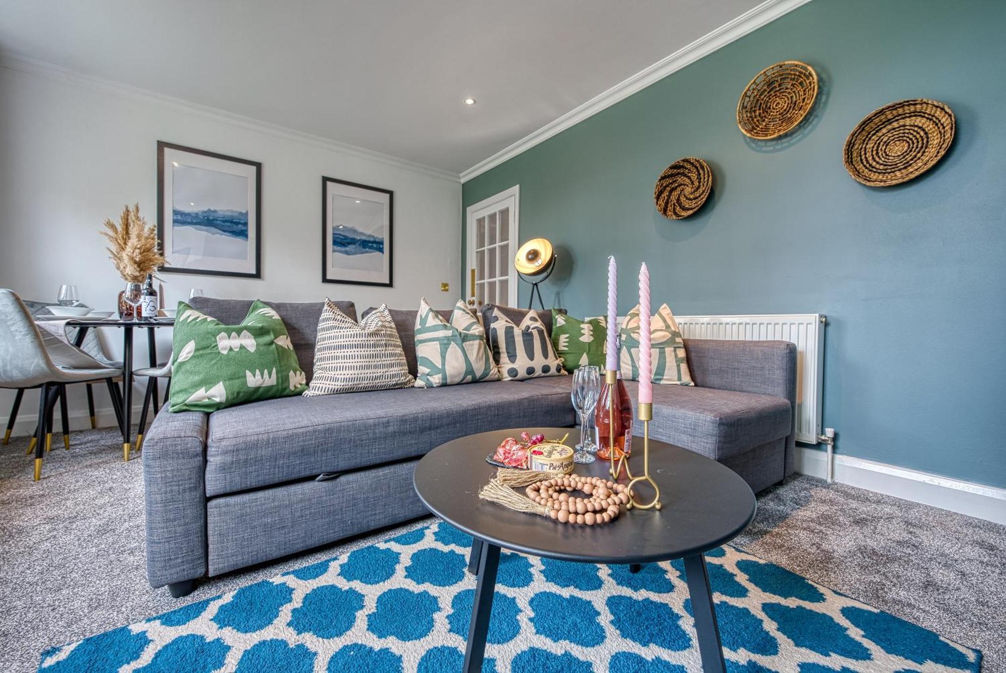 2 Bedroom Stylish Spacious Apt, Sleeps 6, Central Cheltenham, With Free Parking - By Blue Puffin Stays Exterior photo