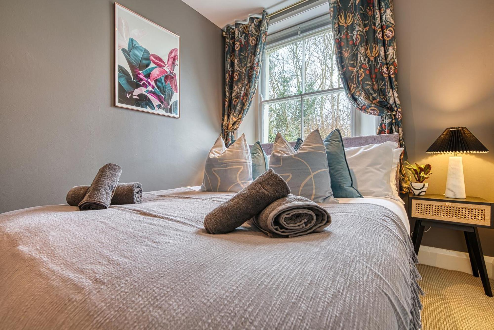 2 Bedroom Stylish Spacious Apt, Sleeps 6, Central Cheltenham, With Free Parking - By Blue Puffin Stays Exterior photo