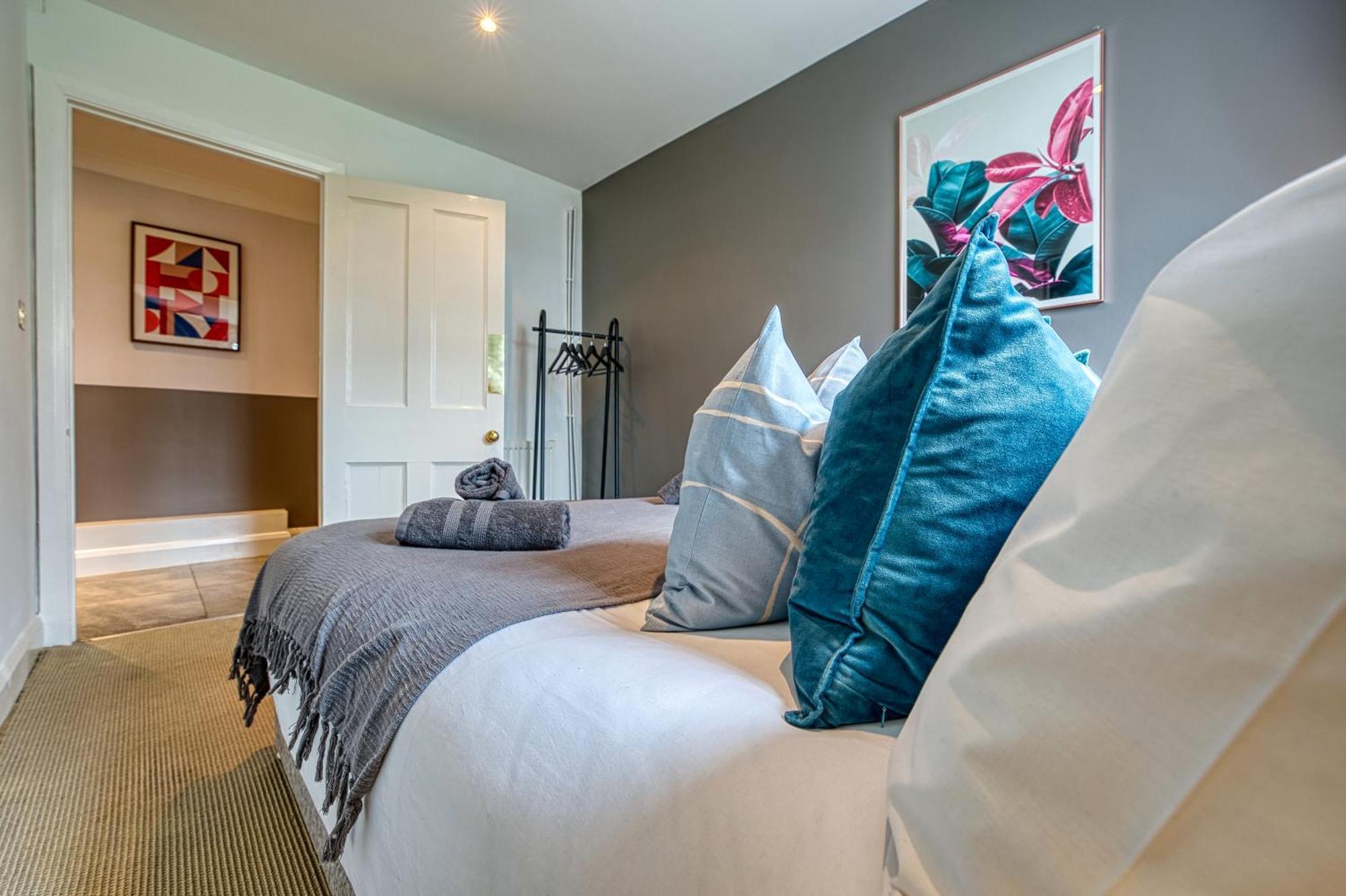 2 Bedroom Stylish Spacious Apt, Sleeps 6, Central Cheltenham, With Free Parking - By Blue Puffin Stays Exterior photo