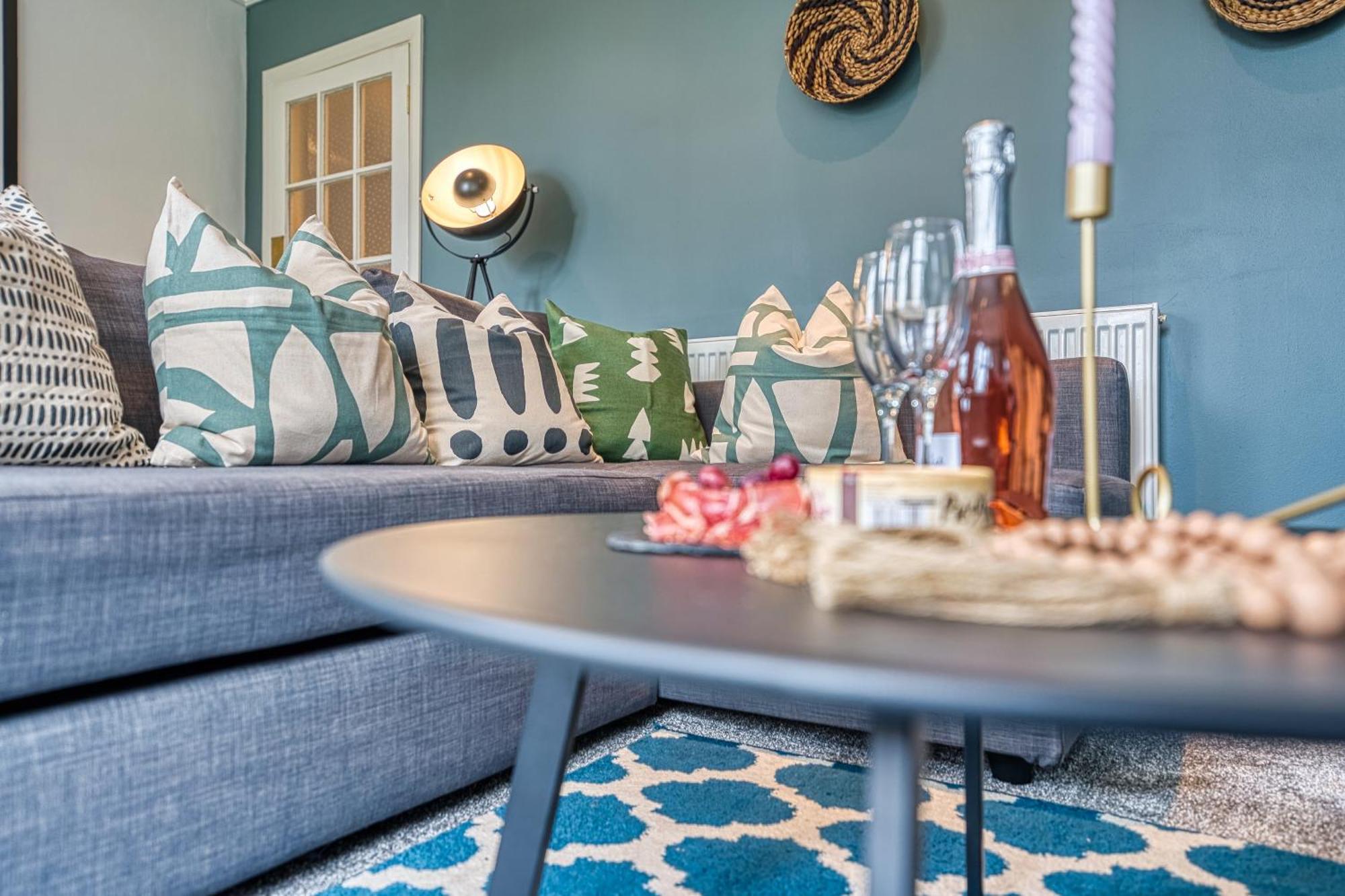 2 Bedroom Stylish Spacious Apt, Sleeps 6, Central Cheltenham, With Free Parking - By Blue Puffin Stays Exterior photo