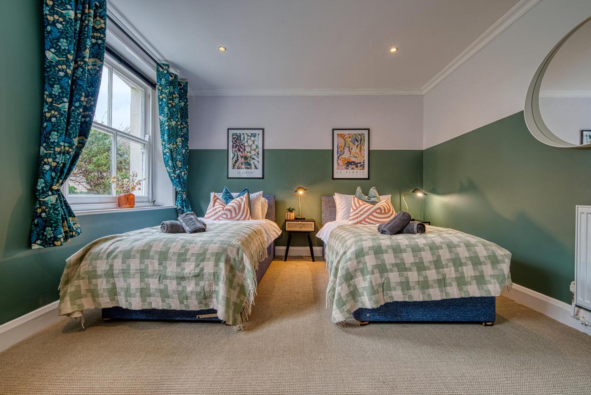 2 Bedroom Stylish Spacious Apt, Sleeps 6, Central Cheltenham, With Free Parking - By Blue Puffin Stays Exterior photo