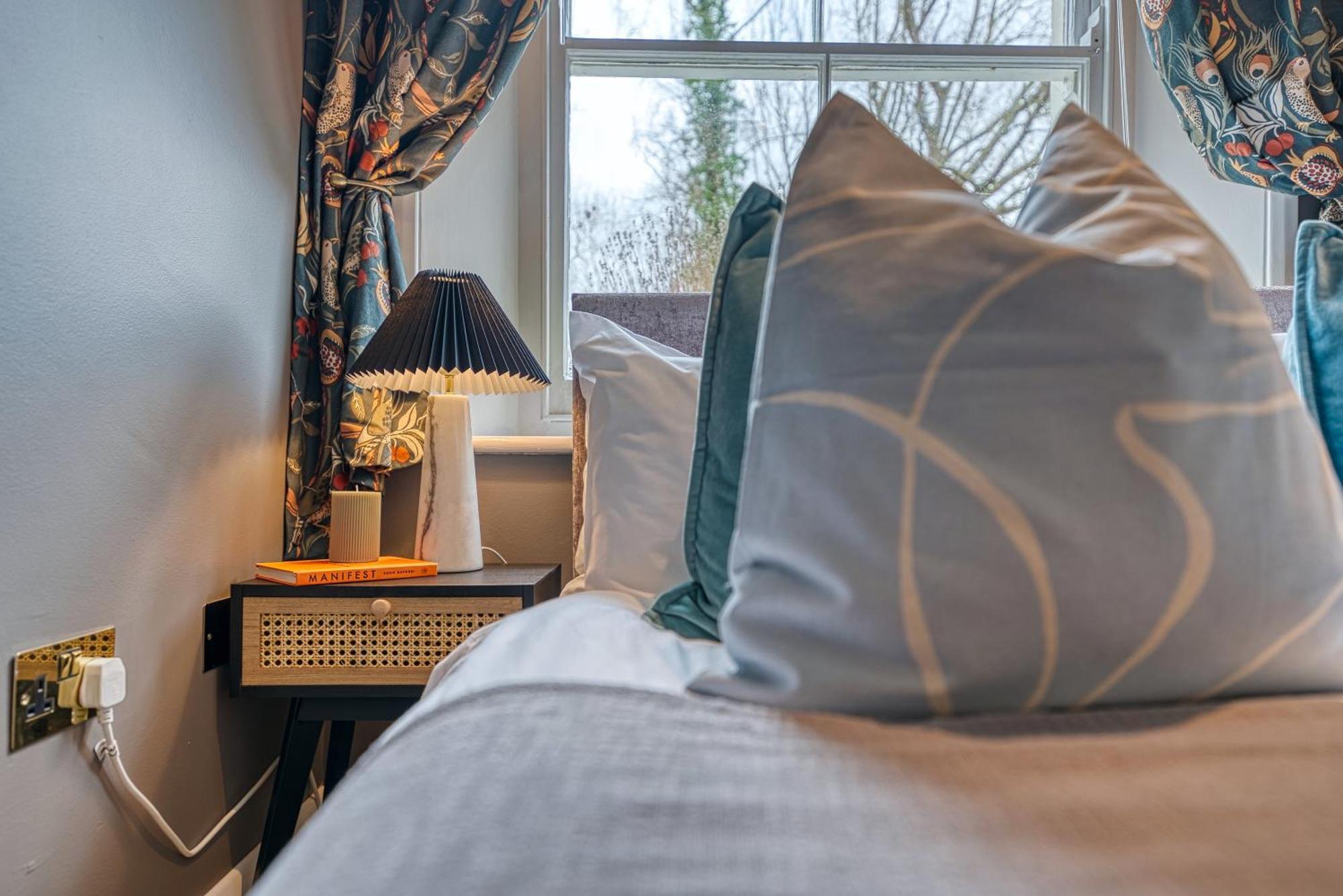 2 Bedroom Stylish Spacious Apt, Sleeps 6, Central Cheltenham, With Free Parking - By Blue Puffin Stays Exterior photo